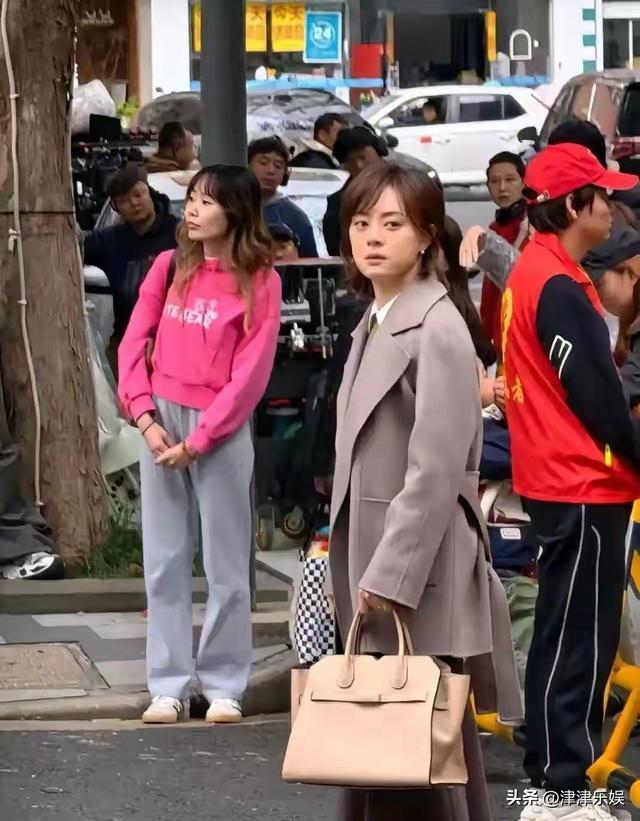 孙俪接送女儿上学	，好接地气啊！女儿长得像爸爸，基因真好