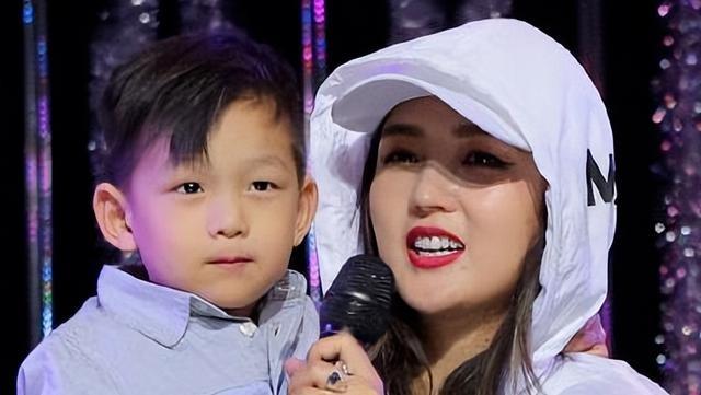 39岁何洁不忍直视，腋下勒出副乳肚子三层肉，要养4个娃操劳疲惫