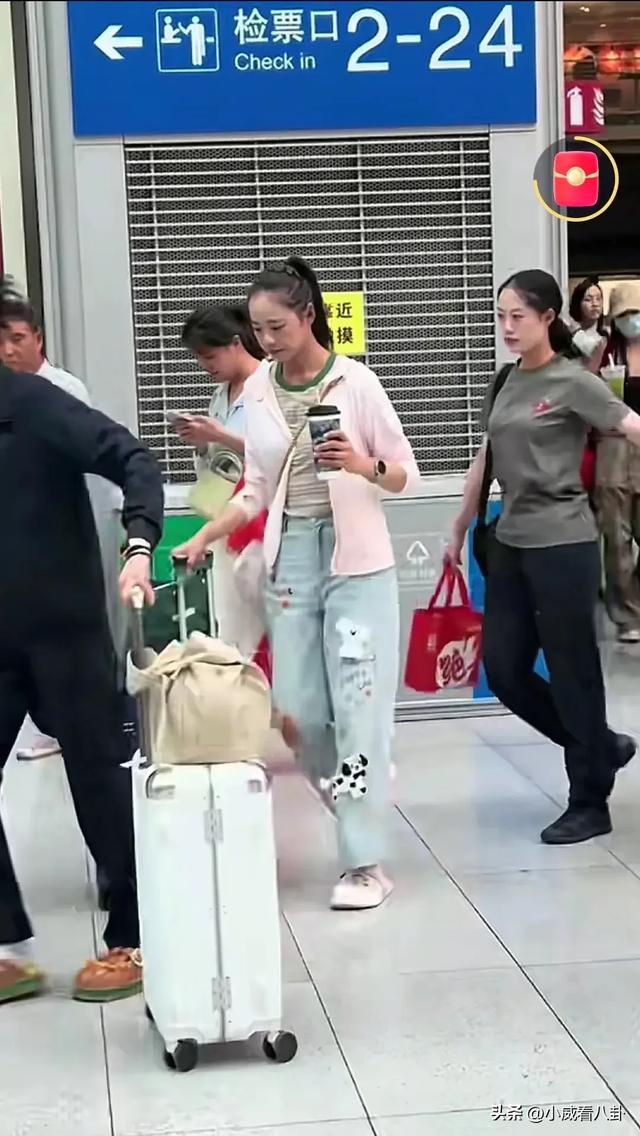 女民兵拉着五颜六色拉杆箱返程，阅兵靴子没来得及换，穿衣很时尚