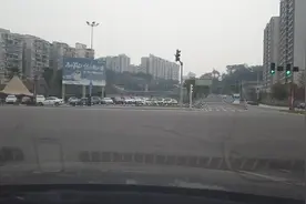 新手第一次独自开车上路，要熟知5个交通常识，能降低出错概率图片