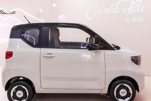 五菱“代步神车”跌至白菜价！直降2万仅需2.98万起，1公里5分钱