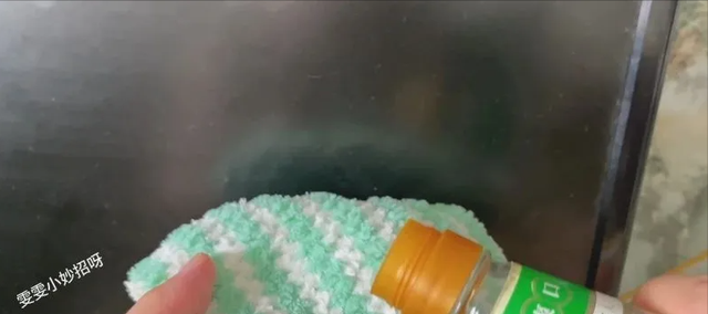 不管电视机屏幕有多脏，万万不能用水擦，教你一招，立马干净如新