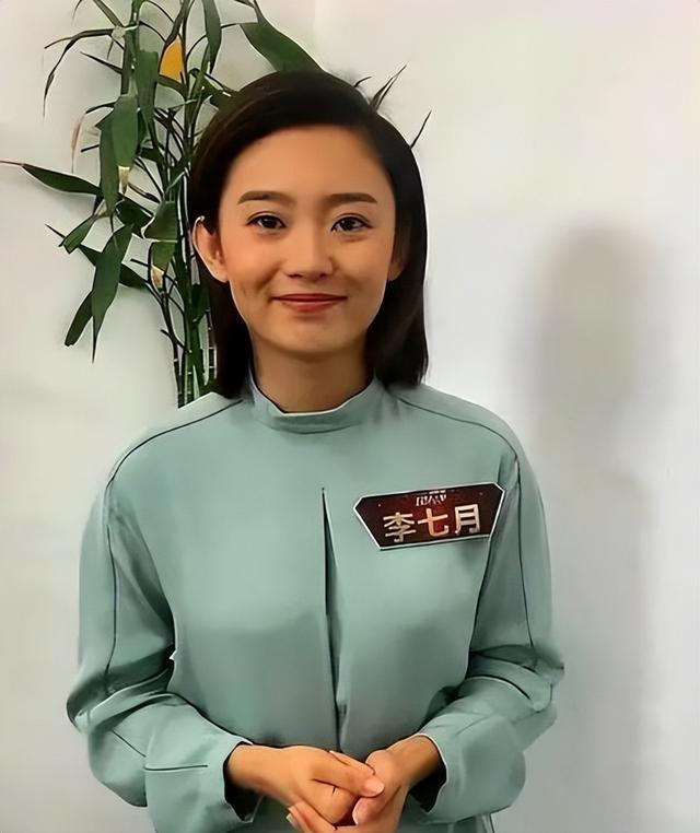 央视主持人李七月，不再被重用，38岁的她已经找到了自己的路