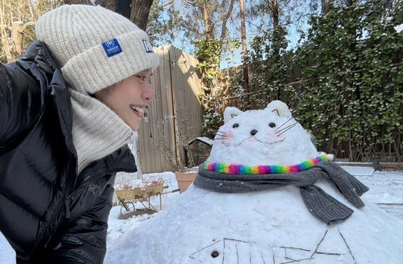 姚晨和儿子在北京别墅堆雪人，儿子土豆越长越帅，院子里都是猫窝