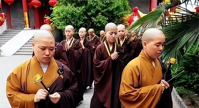 太嚣张！浓妆艳抹饮酒作乐，五台山美貌“尼姑”何以如此放肆？