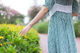 女儿结婚我一分嫁妆没给，她生孩子赌气不见我，5年后她上门痛哭图片