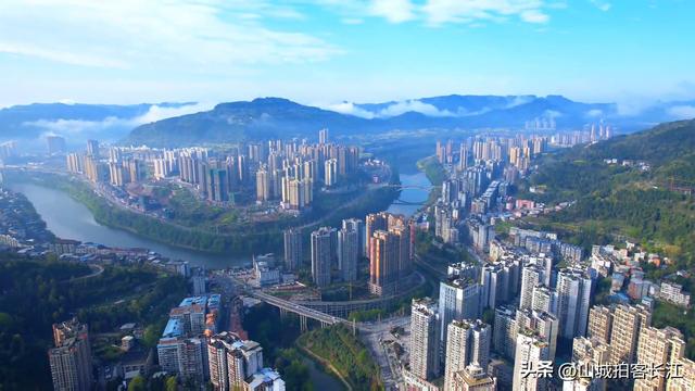 四川城建风貌宛如重庆的山区县，城区人口超26万，拥有8处4A景区