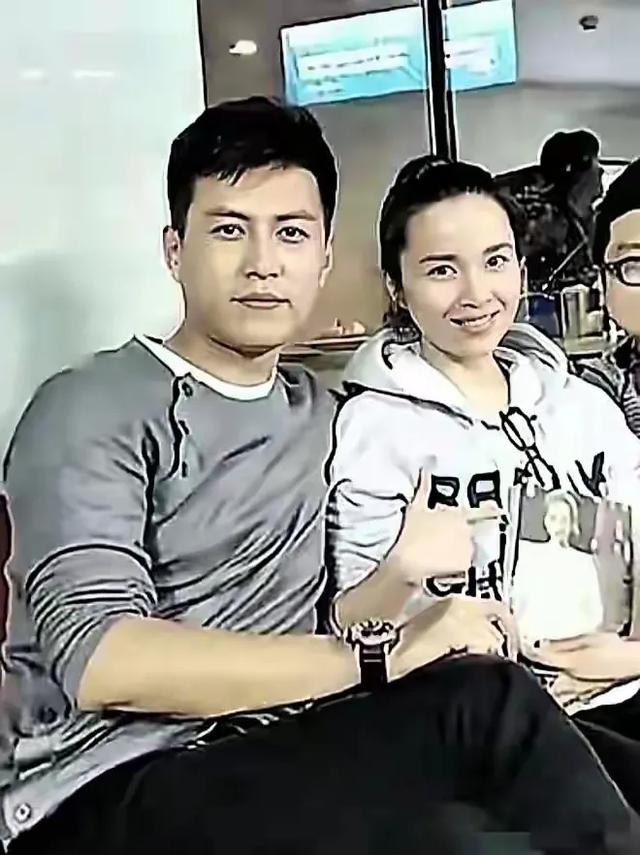 靳东和他妻子合照，妻子是顶级大美女 五官立体 两人妥妥的美女帅哥