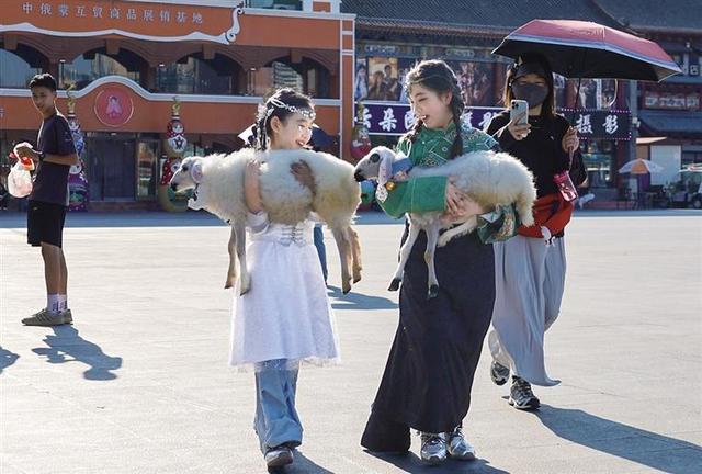 呼和浩特：暑期文旅热 烟火气正浓——塞上老街旅游休闲街区成热门打卡地