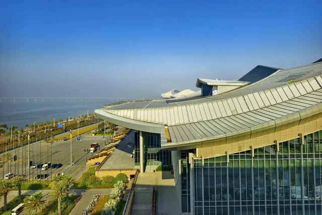 厦门这家新开业的万怡，泳池堪比W！就在五缘湾对面，海景绝了