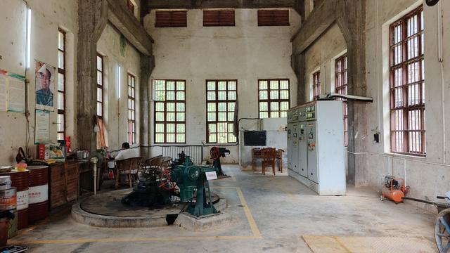 上当了！玩水挖沙捞鱼露营“宝藏地”，荷泗长潭水电站原来这样的
