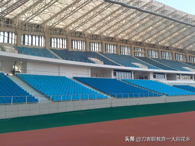 魅力麻城：位于城东滨河新区的麻城市文体中心新貌