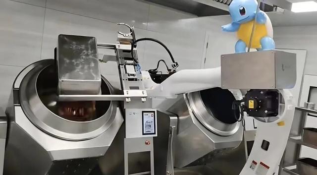 机械臂现身食堂后厨，具身机器人离团餐还有多远？