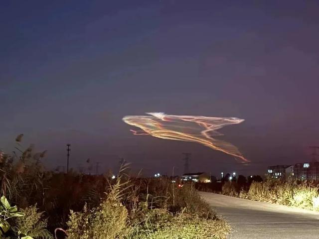 飞机遭遇银色不明飞行物，悬在半空中，离机翼很近