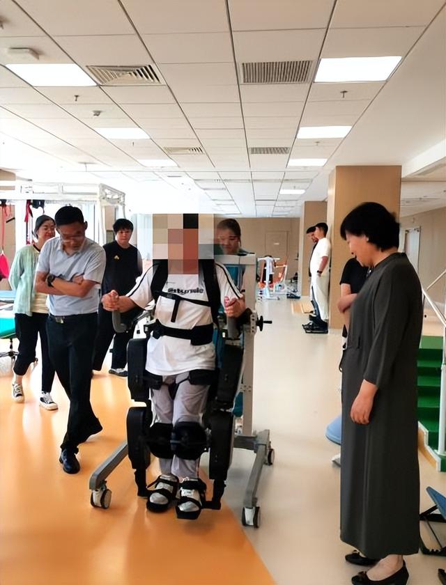 外骨骼机器人，亮相这场公益活动！