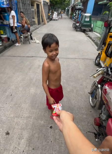 穷连鬼都不怕！探秘菲律宾墓地贫民窟，人和棺材朝夕相处 白骨露天