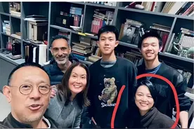 姜文一家罕见合照，周韵大变样，两个儿子神似爸爸图片