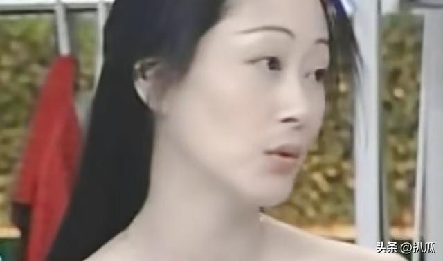 被丈夫出轨8次，被闺蜜无情背叛，43岁抑郁后在家中烧炭自尽