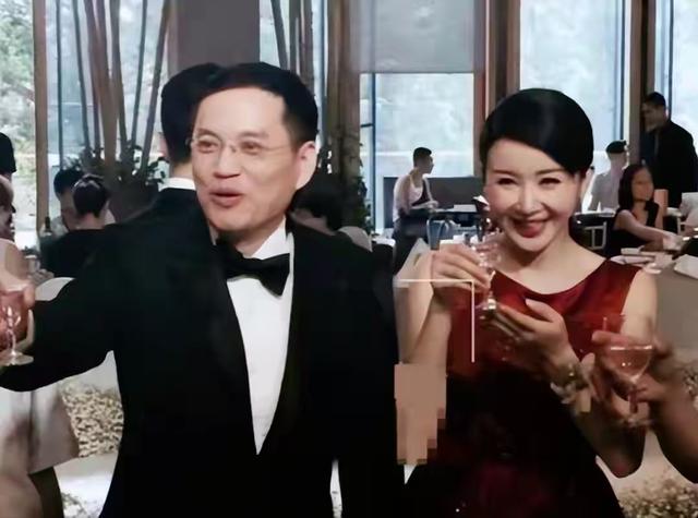孙菲菲"离婚瓜"持续发酵，未婚先孕只是冰山一角，越爆料越狗血