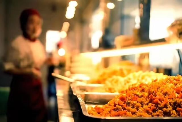 北京下了死命令	，2027年底前，所有中小学必须告别“校外配餐”