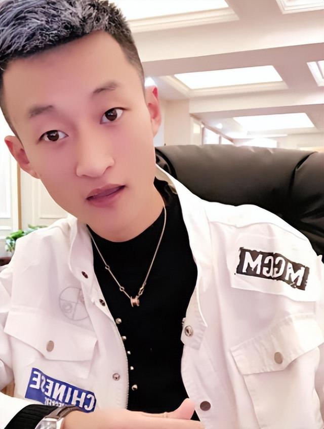 装疯卖傻，丑态百出，目不识丁，到底是谁捧红了这些跳梁小丑？