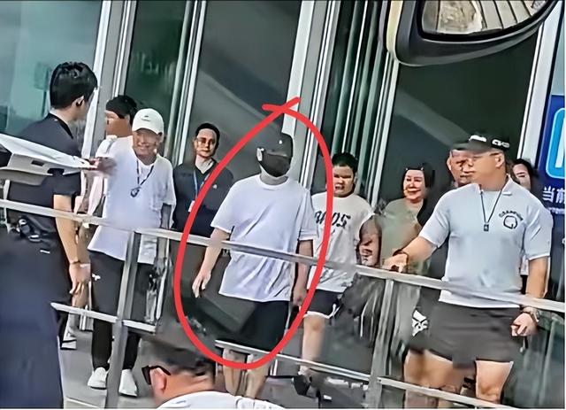 郭德纲一家现身上海，王惠穿绿裙胖到没脖子、10岁郭汾阳眼斜嘴歪