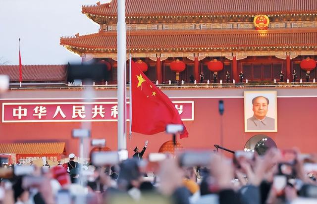 天安门旗台下为啥要装一台空调？明明哨兵都享受不到，看完才明白