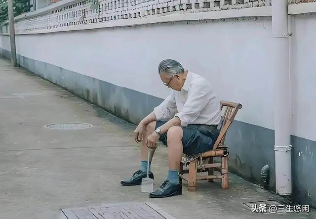 从一幅50后老同学聚会的照片看，相比于女人，男人真的很脆弱！