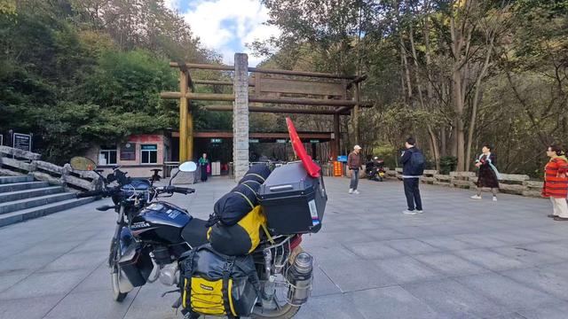 赏秋秦岭，摩旅商洛（13）打卡牛背梁、狂奔G211国道，住宿广货街