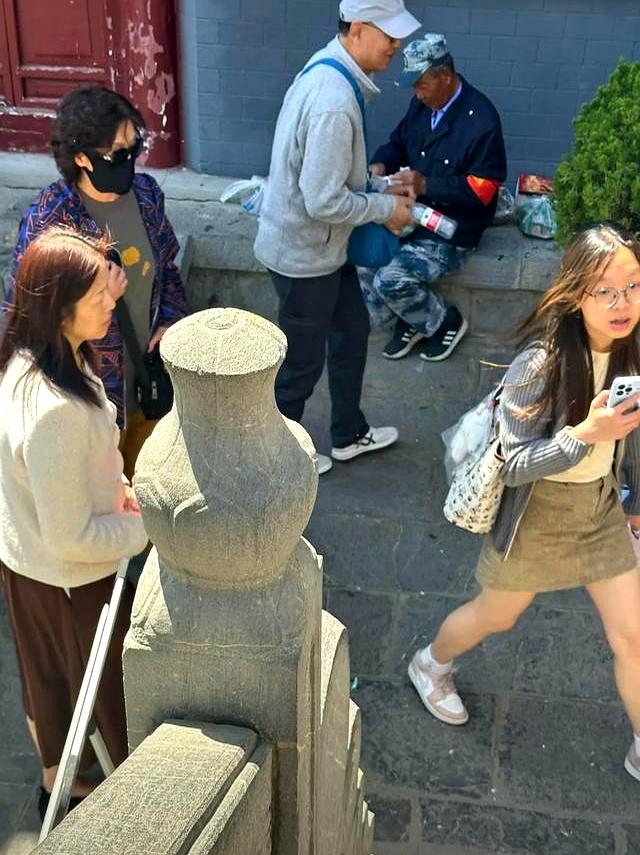 谢浩男爸爸泰山还愿震天吼！谢妈穿长裙现身南京，大女儿走路如风