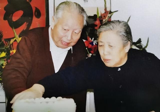 她15岁入党，18岁和主席成亲，如今仍健在	，却几乎不出来露面