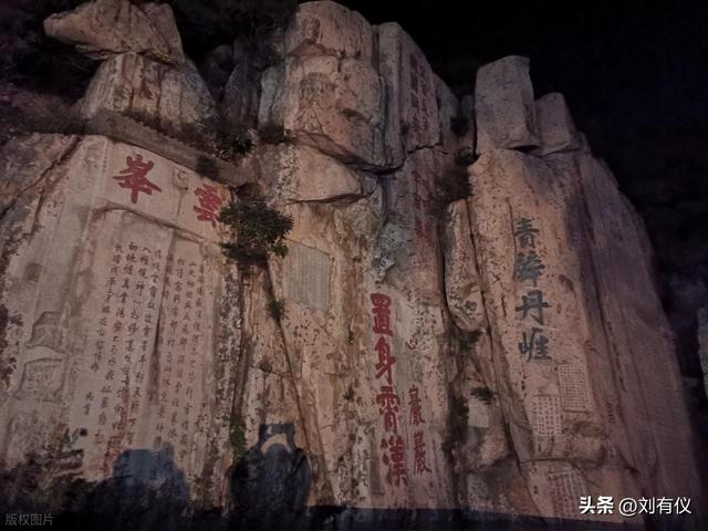夜游泰山，一辈子总要来一回，感受下山顶的寒和阳光出现时的暖