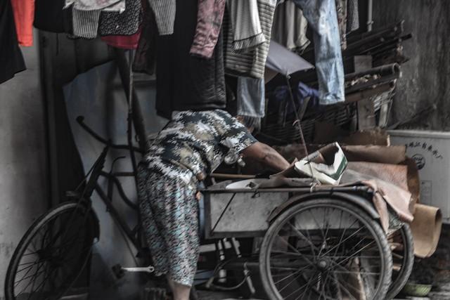 97年迪斯科舞厅，一个穿红裙的女人，在我耳边吹了口气