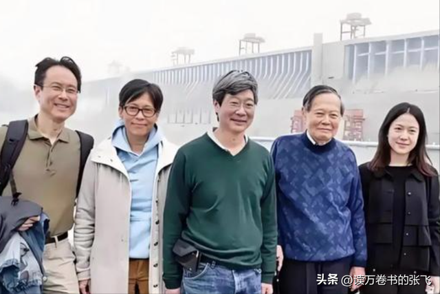 杨振宁走后1个月, 翁帆搬离别墅, 带走34箱东西, 那是她全部的财产