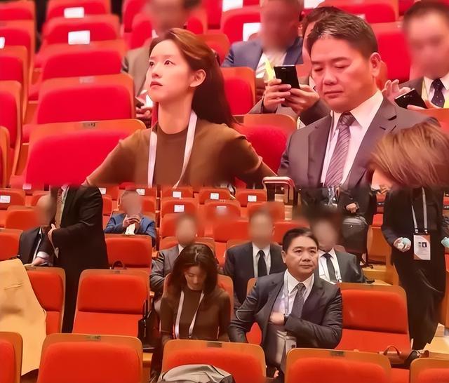 婚变传闻真相大白不到半月，章泽天高调官宣喜讯，终于等到这一天