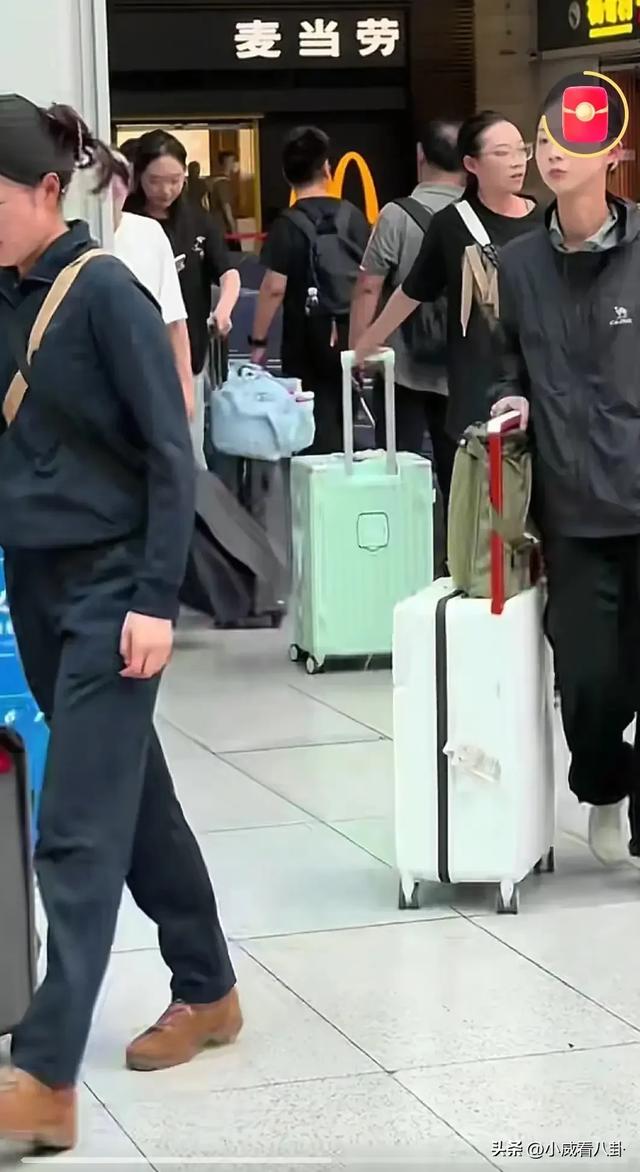 女民兵拉着五颜六色拉杆箱返程，阅兵靴子没来得及换，穿衣很时尚
