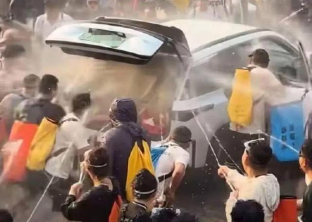 滚出中国！云南泼水节炸出一群“男流氓”，当众扒衣喷私处太龌龊