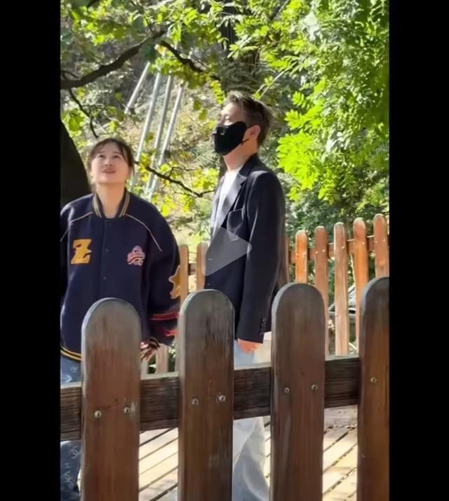 辛柏青带17岁女儿寺庙祈福！女儿长的很像妈妈朱媛媛，李乃文陪着