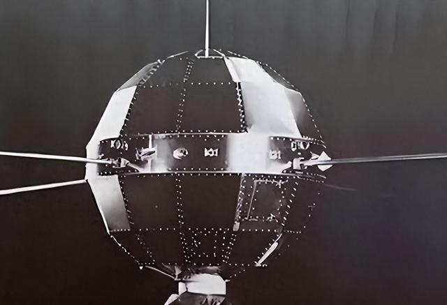 1958年苏联卫星脱轨，预计坠落中国，钱学森凭一道火光算出坠毁点
