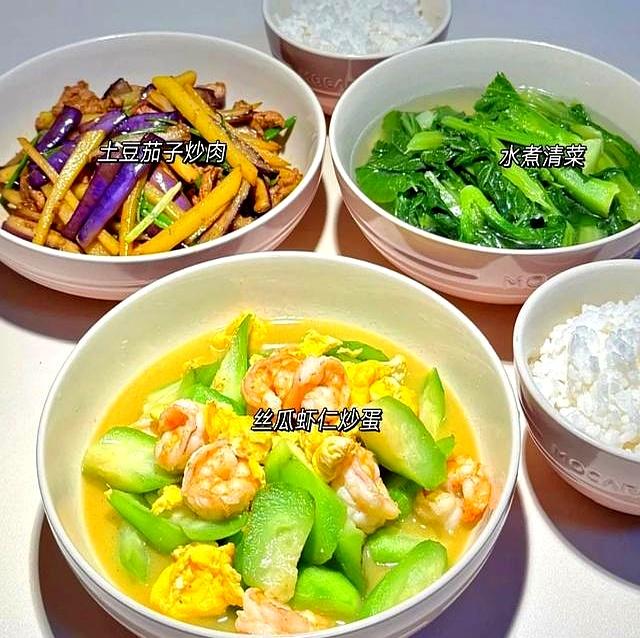 自己做家常菜虽然没有外面饭店的好吃，可是健康卫生吖！