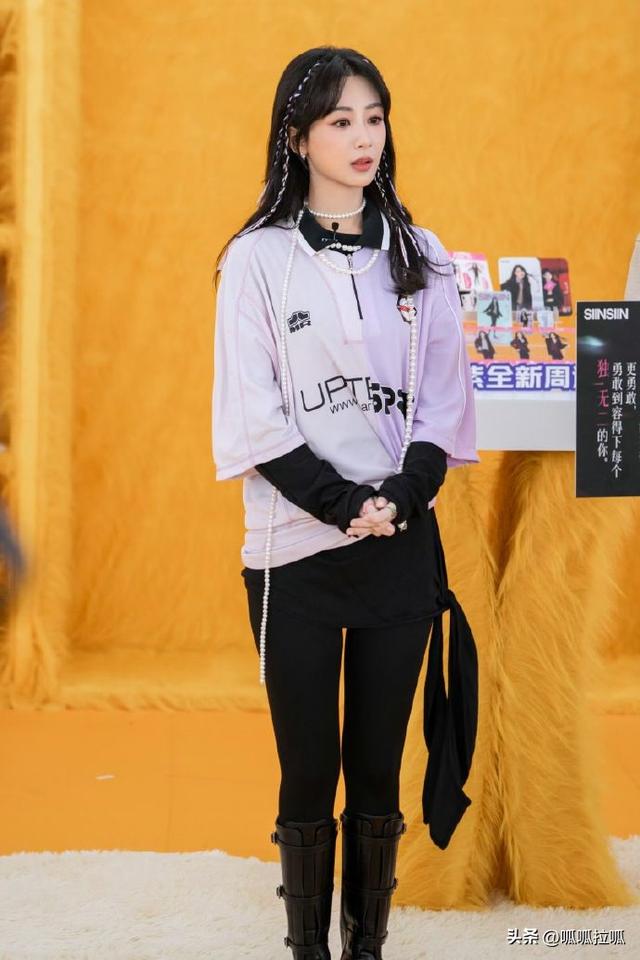 别眨眼！女星穿紧身牛仔裤狂炫身材，细腰翘臀的暴击谁顶得住