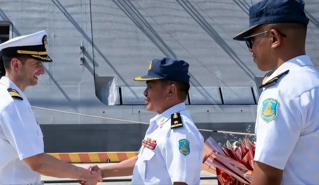 嘴上喊着中立，家里却迎来了美国军舰！中国心血竟成成美军跳板？