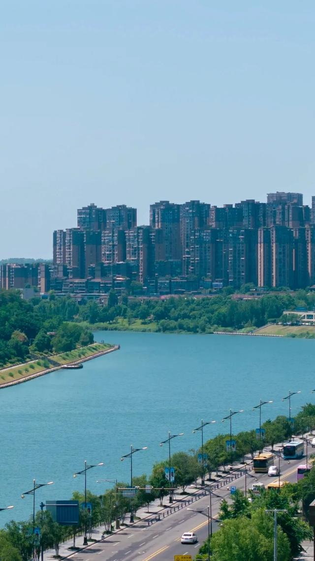 不敢想象周一的午后，走在沱江旁吹风有多舒服~