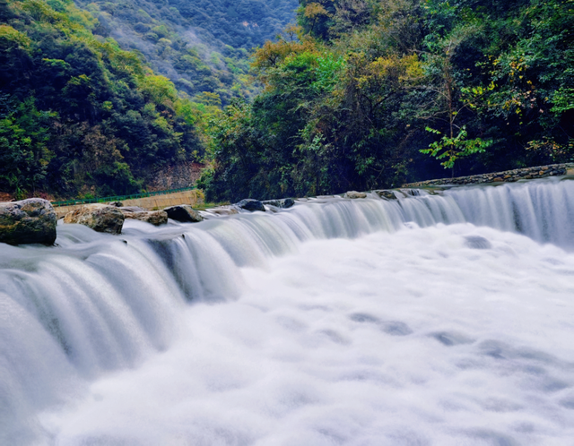 藏不住了！月亮峡的秋