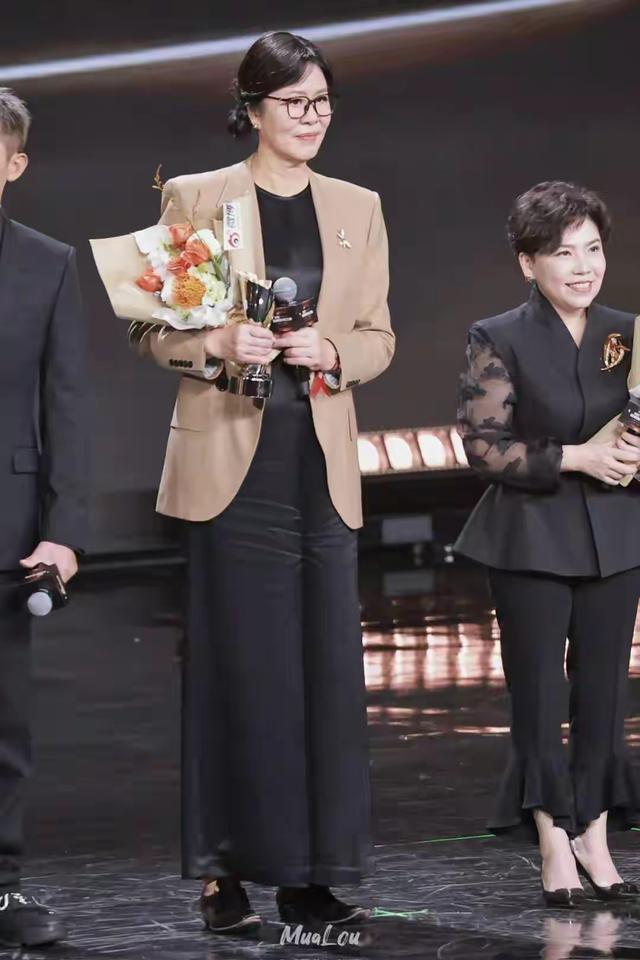 65岁郎平与52岁邓亚萍同框，一个医美后回春，一个美的原生态