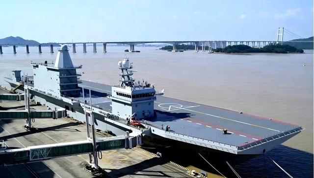 迷你航母上舰载机了！无人机5级海况着舰，替福建舰蹚出一条路