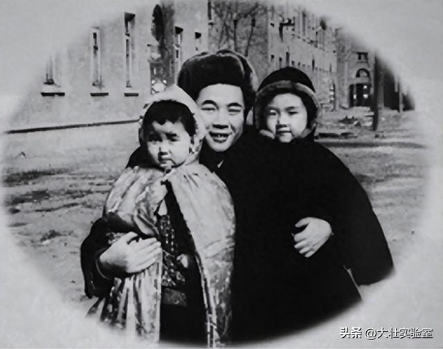 60年代，李鹏夫妇与儿女们在天安门广场，一张温暖的罕见全家福！