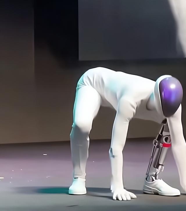 马斯克机器人为何一片叫好，小鹏机器人表现完美，却逼得剪腿自证