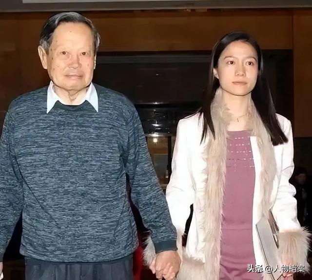 杨振宁去世后，翁帆再发文，49岁无子女的她，早已被安排好了退路