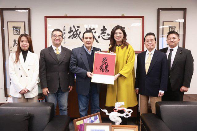 郑丽文拜会马英九，聚焦“两岸关系破冰”	，马英九提醒郑丽文第一不能穿高跟鞋，第二要开始练毛笔字